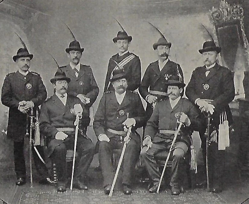 Die ersten Offiziere 1896 Die Bild zeigt die ersten offiziellen Mitglieder aus dem Jahr 1896